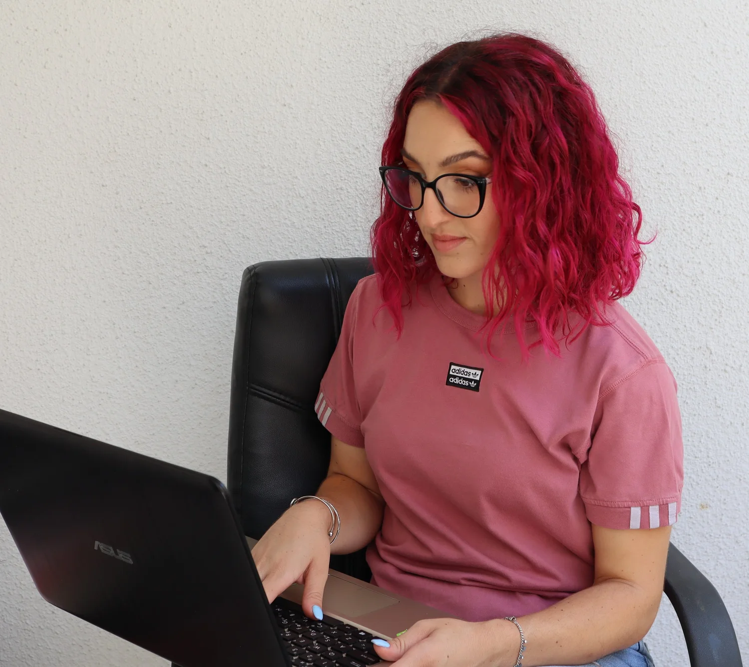 Mariella working with a client online